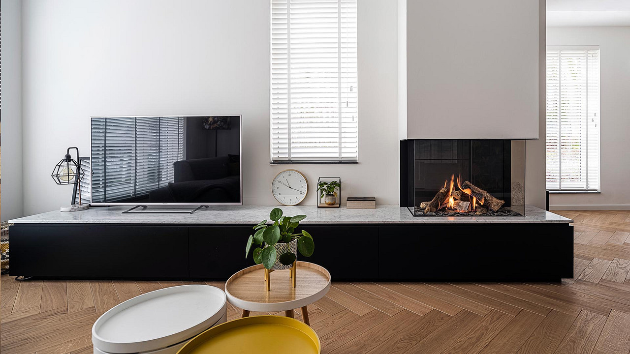 Haard en tv op plateau