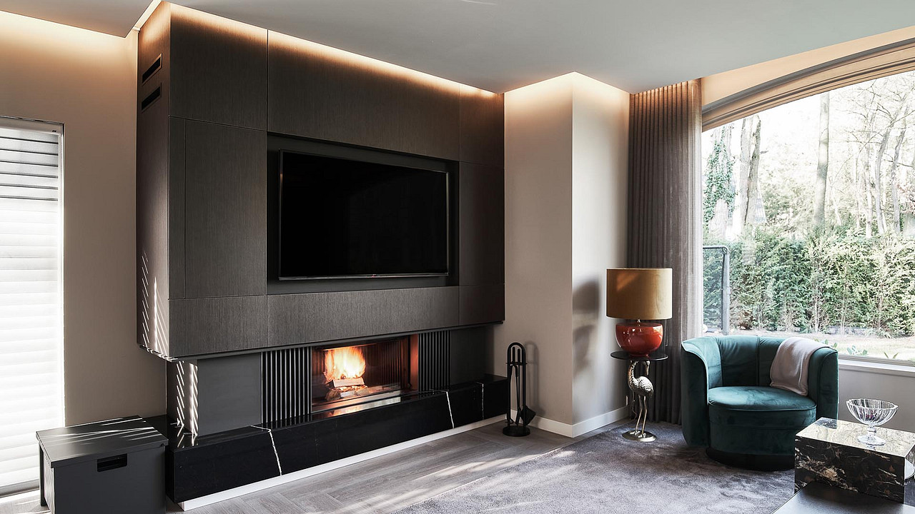 Houthaard met tv in nis